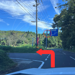 嘉例川駅までの道順。看板を目印に左折