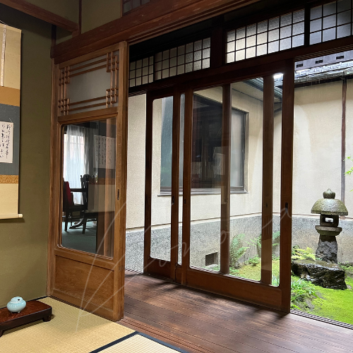 玄関から見た坪庭