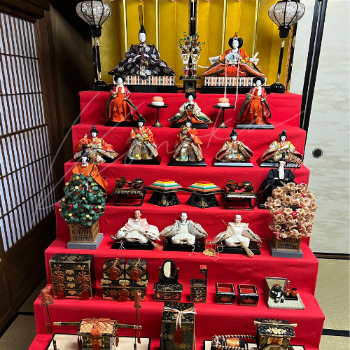 私のひな人形です。毎年飾っている7段飾りです。