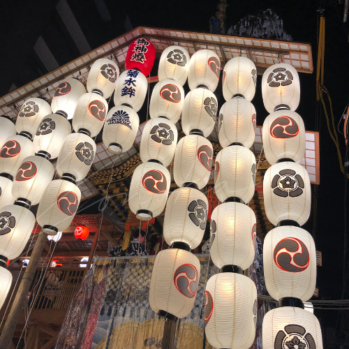 菊水鉾の提灯。現在は電気で点灯している。