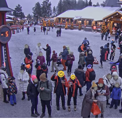 YouTubeの画面を見ながら手を振る私たち。