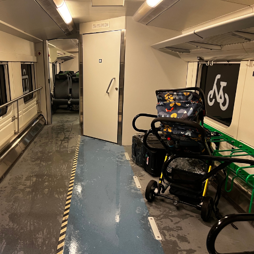 自転車置くスペース。ベビーカーも置かれていました