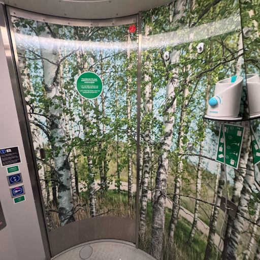 白樺がデザインされたバリアフリートイレ