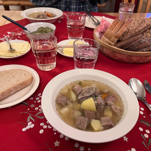 今日のメニューは肉やじゃがいもがたっぷり入ったミートスープ