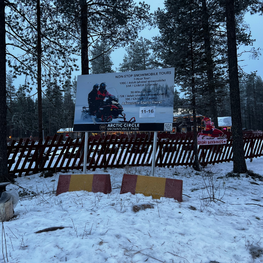 スノーモービルツアーの看板