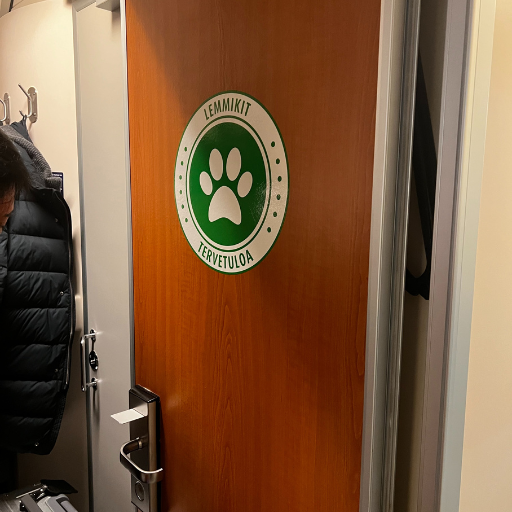 ペット連れ用の部屋のドアには肉球のマーク