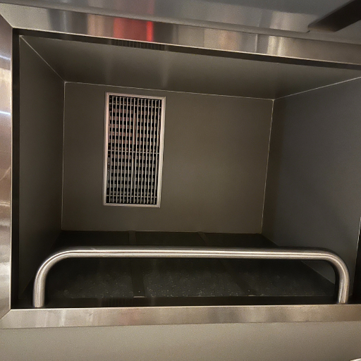 足元の巨大な収納スペース