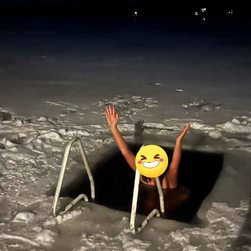 凍った湖に開けられた穴にドボン。冷たかった！！深さは１mくらいでした