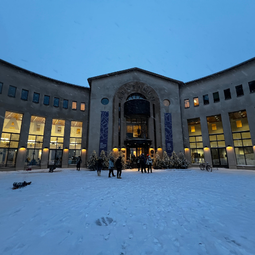 アルクティクム(博物館)の外観。雪が降っており、子供達が遊んでいました
