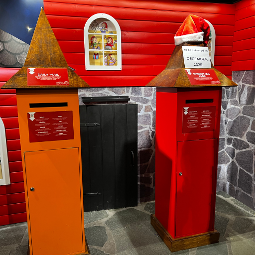 オレンジ色と赤色のポスト。赤色に入れれば2025年のクリスマスに手元に届く。