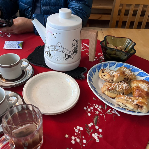 夜のおやつ。テーブルに置かれたムーミンのポットもかわいい