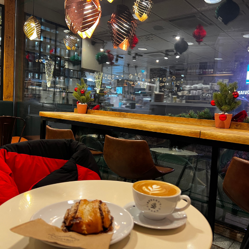 ヘルシンキのカフェで、シナモンロールとコーヒーを。8時過ぎですが、外はまだ真っ暗