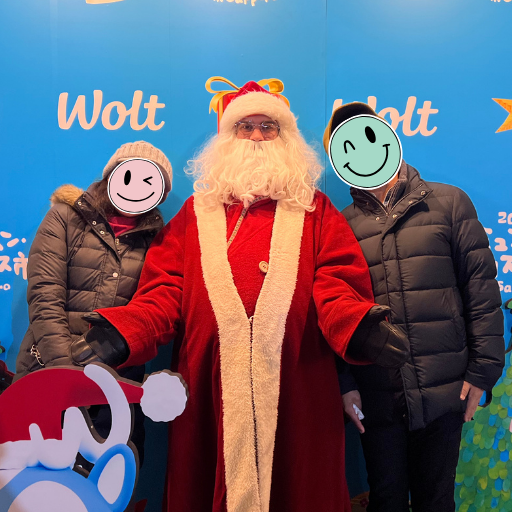 2024年に札幌に行った時に撮ったサンタクロースさんとの写真