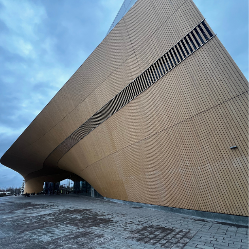 ユニークな屋根が特徴の図書館