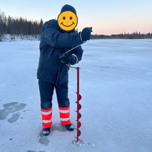 湖に穴を開けるヤンネさん