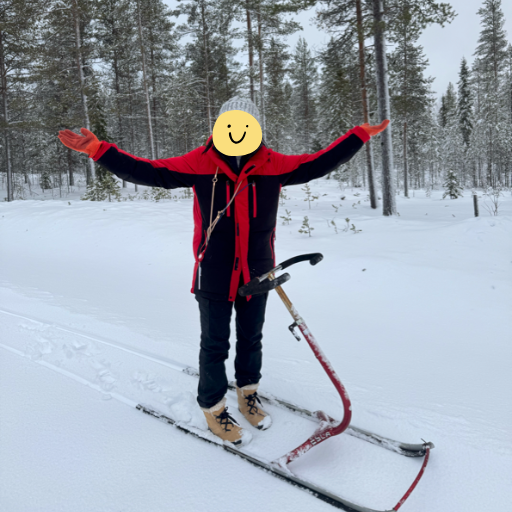 蹴りそりで片道4キロのカフェまでいきました。