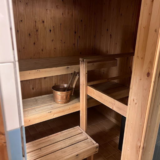 部屋にはなんと、プライベートサウナが。大人2人入っても余裕の広さ