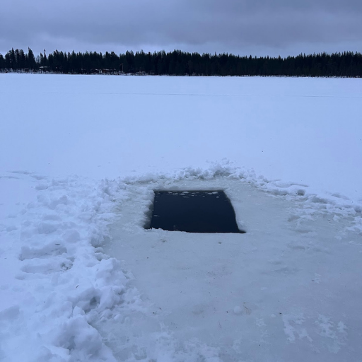 凍った湖に開けられた穴。。ちょっと怖いですよね