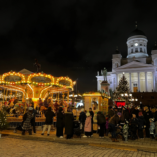 ヘルシンキ大聖堂はライトアップされ、前の広場ではクリスマスマーケットが賑わっています。