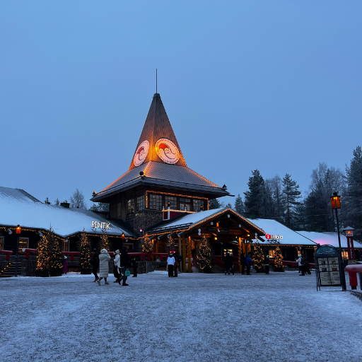 サンタクロース村を訪れました。観光客でいっぱいだった。