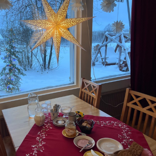 宿のダイニングルームでおもてなし