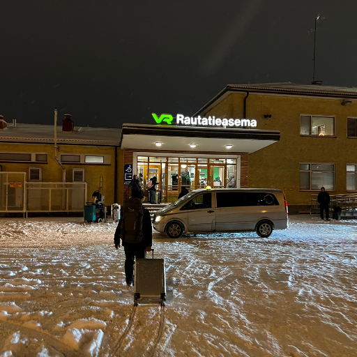 駅までは下り坂。でも雪が積もっていたので、スーツケースは大変