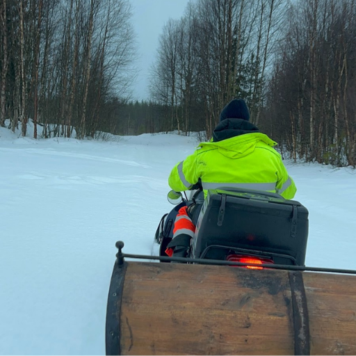 スノーモービルで雪の中を疾走