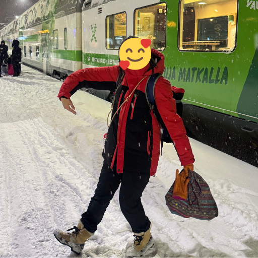 写真を前にポーズ