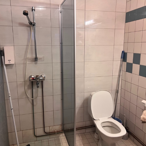 シャワーとトイレの間にはパネルが入っているだけです。床は繋がっているので、シャワー後は床がべちゃべちゃ