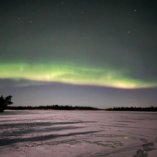少し赤い光も見えるオーロラ