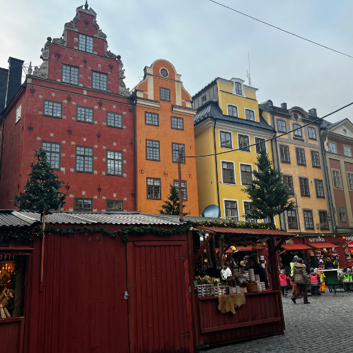 カラフルなストックホルム旧市街の建物とクリスマスマーケット