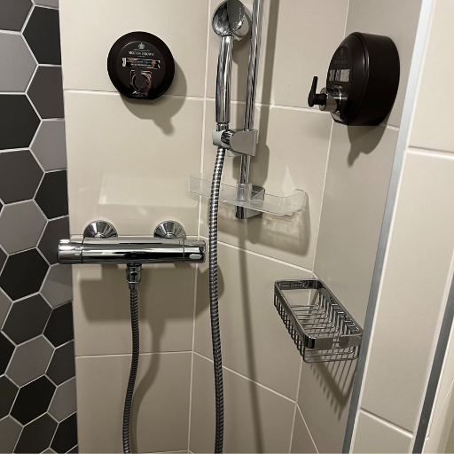 シャワールーム。シャンプーとトリートメントは持参したほうが良さそう。