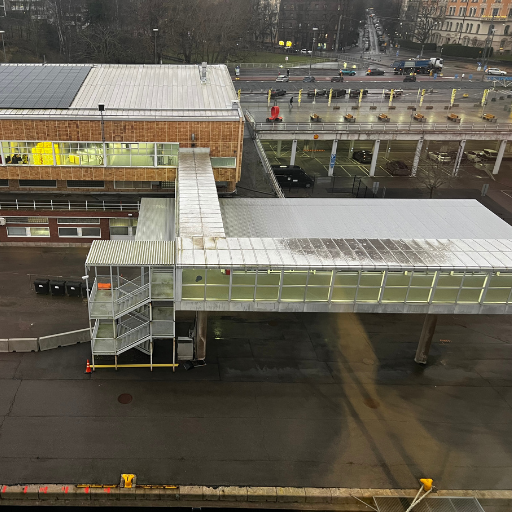 乗船後、お部屋の窓からターミナルを見下ろす