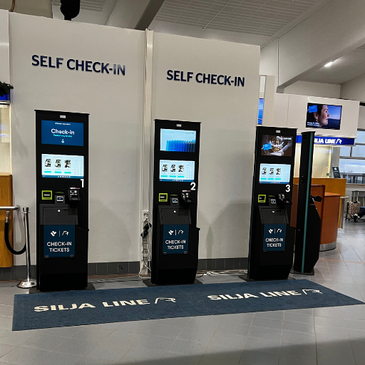 シリヤラインのセルフチェックインマシーン。隣には有人窓口もありました