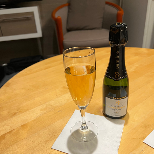お部屋でシャンパン