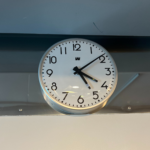 船内の時計の短い針は「スウェーデン」と「フィンランド」の2本ありました