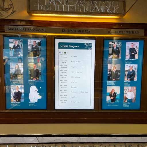 本日のクルー
中央には今夜行われるイベントやショーのプログラムが