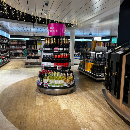 広い免税店、お酒いっぱい