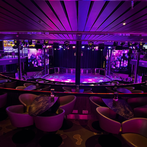 中央ステージは大人な雰囲気