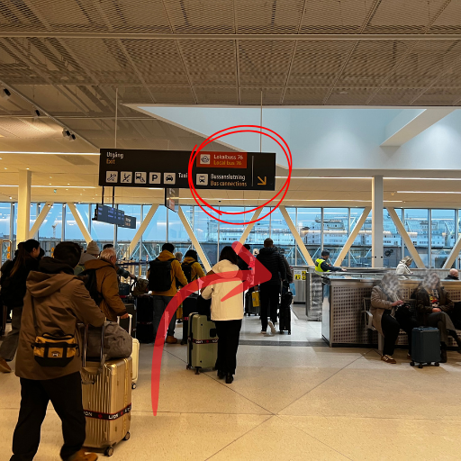 下船後、エスカレーターを降りる