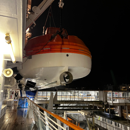 大きな緊急用脱出ボート