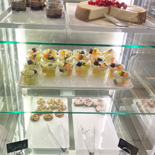 ケーキやカナッペなどが用意されていました。