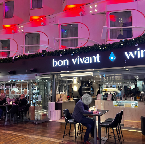 bon vivantの外観。朝はコモドアの朝食会場になる