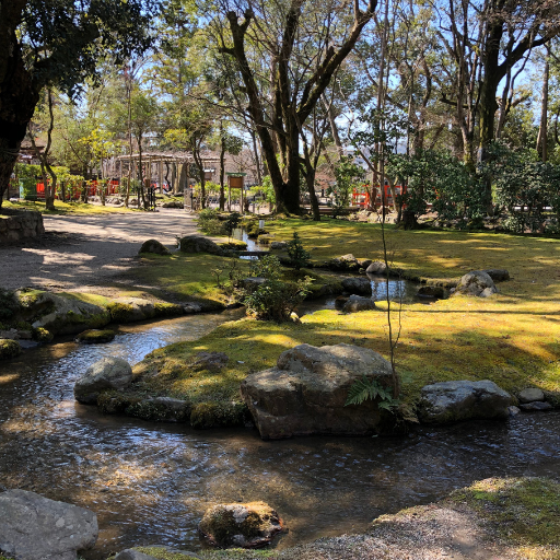 日陰が多く、苔むしており、趣がある渉渓園