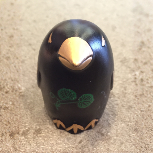 八咫烏のおみくじ。八咫烏の中におみくじが入っている。