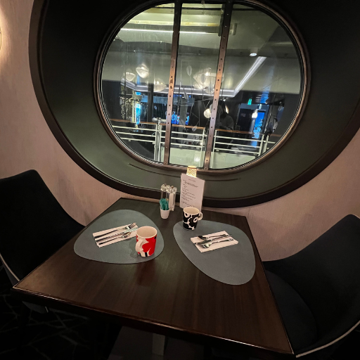 マリメッコと船内らしい丸い窓！