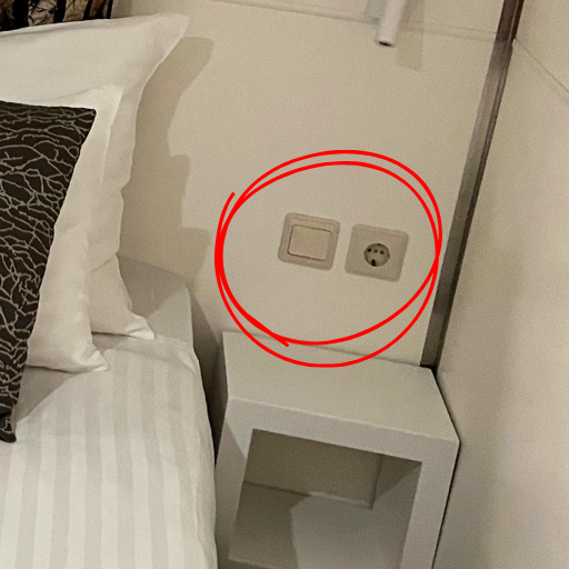 ベットサイドのCタイプコンセント