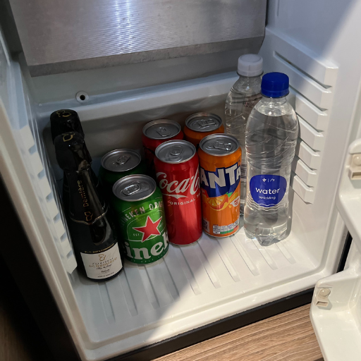 冷蔵庫の中にはシャンパン・ビール・ソフトドリンクお水が入っていました。