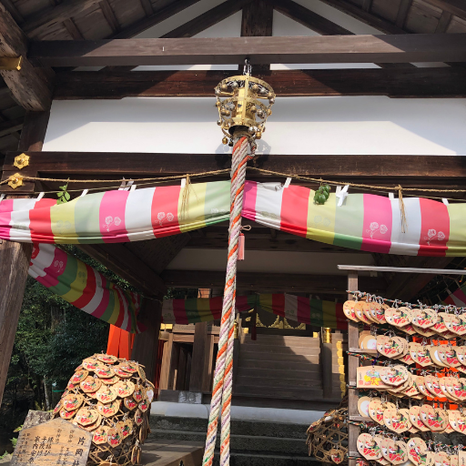 ハートの絵馬がたくさん奉納されている片岡社。縁結びの神様