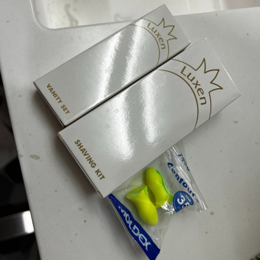 アメニティ。耳栓、カミソリ、歯ブラシも備え付け。
